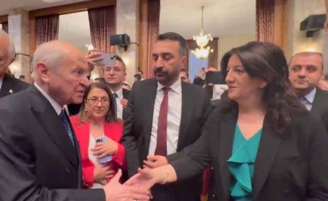 Bahçeli’den resepsiyonda dikkat çeken temas: DEM Parti heyetiyle tokalaştı